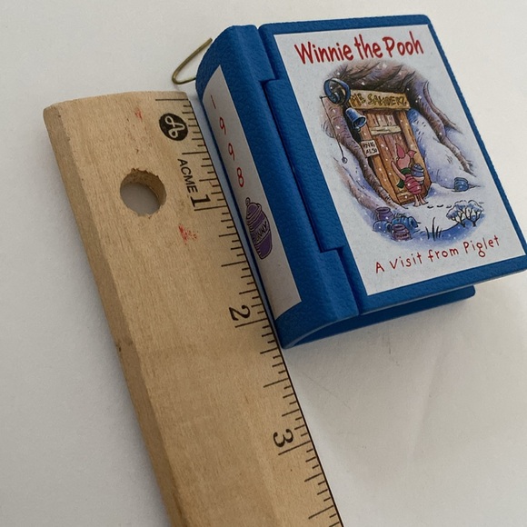 Hallmark Winnie the Pooh Keepsake ornament. A visit from Piglet - Picture 7 of 10